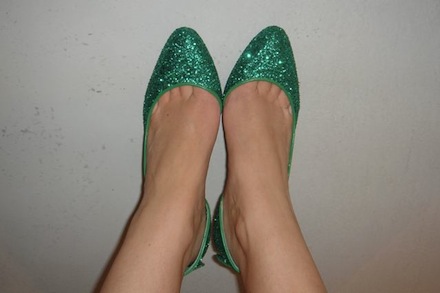 Julia Allison's green sparkle shoes!