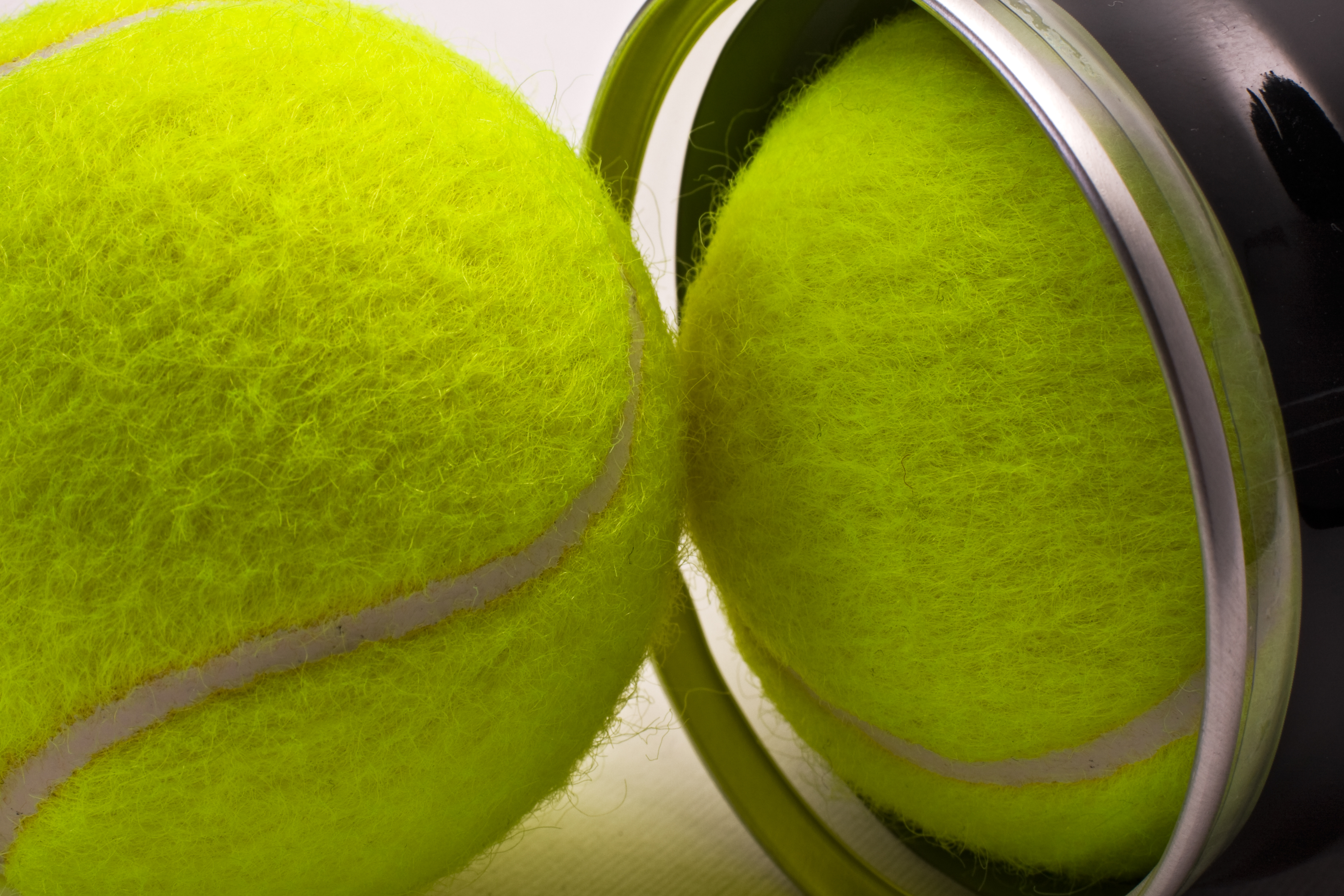 Представьте ядро размером с теннисный мячик. Теннисный мяч. Теннисный мяч в руке. Массаж теннисным мячиком. Мягкие мячики для тенниса.