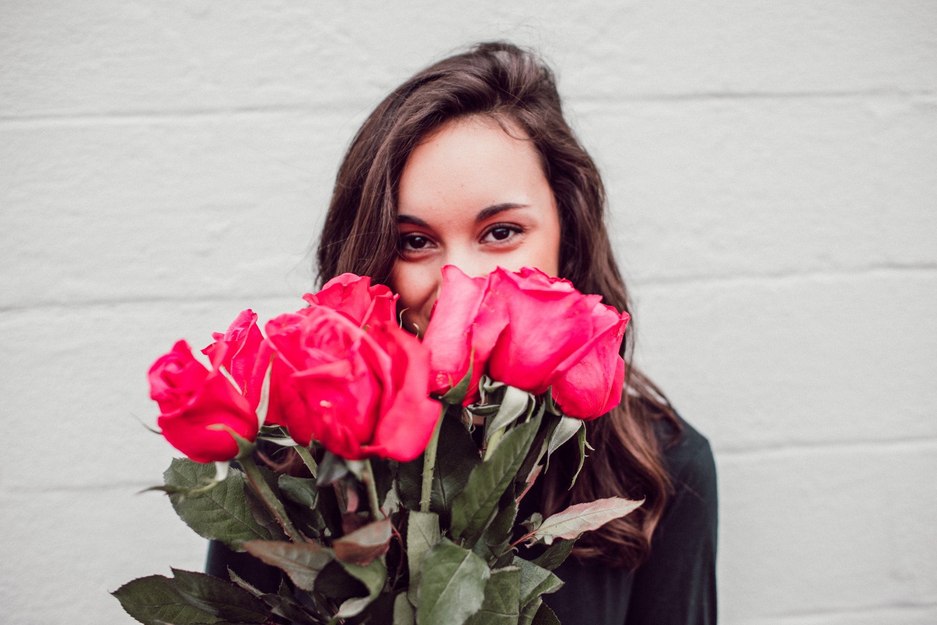 Какие розы дарят девушкам. Букет "девушке". Девушка с букетом роз. Девушка с розой. Букет цветов для девушки.