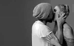 Have You Ever Wanted To Kiss A Stranger? Here’s 20 People That Did It.