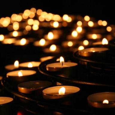 In The ‘Candlelight’ Of The Books Market: Paperbacks Are Selling eBooks