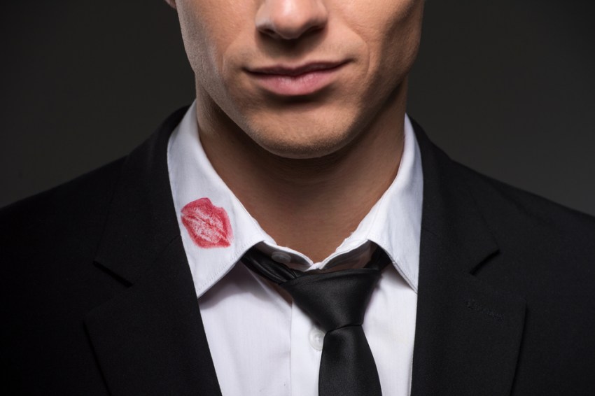 10 Tell-Tale Signs He’s Cheating On You
