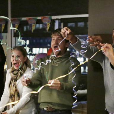 ‘Happy Endings’ Is Back On Our Televisions!