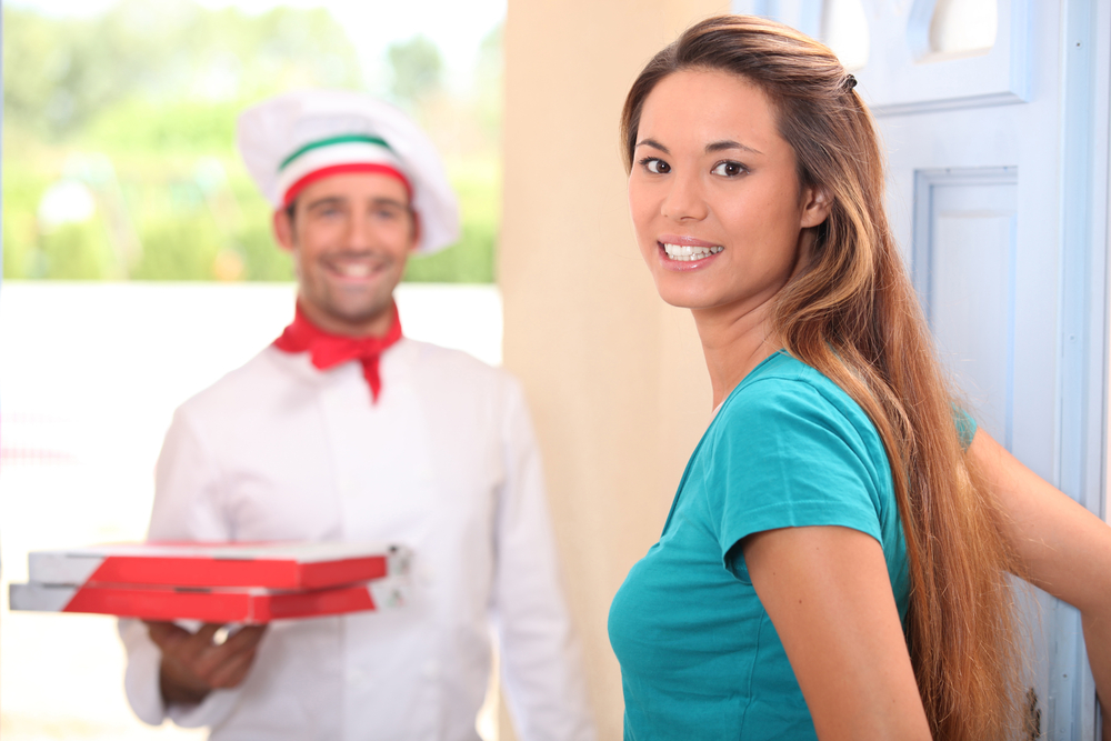 23 Thoughts Every Girl Has When The Pizza Delivery Guy Is Late