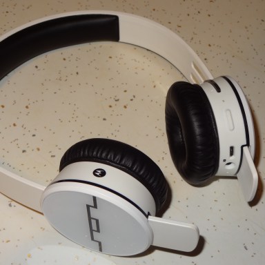 13 Horrible Tragedies That Could Be Prevented With Wireless Headphones