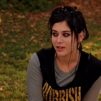 10 Reasons Why Lizzy Caplan Is The Best Mean Girls Alumni Of All