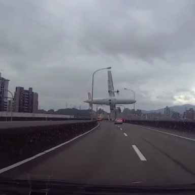 Dramatic Close-Up Dashcam Video Of The TransAsia Flight GE235 Crash In Downtown Taipei