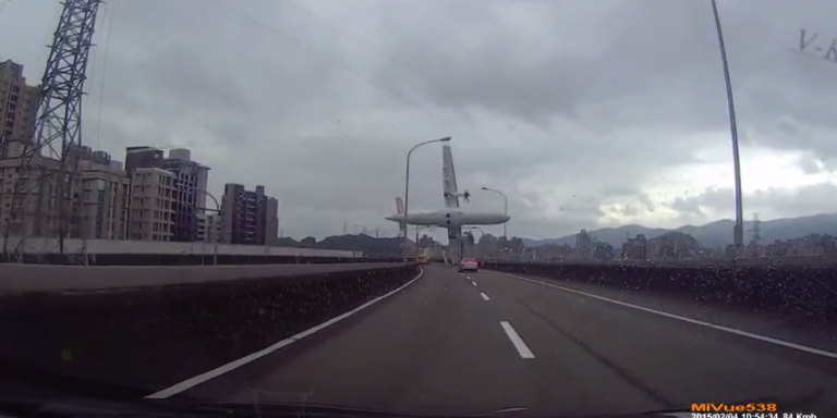 Dramatic Close-Up Dashcam Video Of The TransAsia Flight GE235 Crash In Downtown Taipei