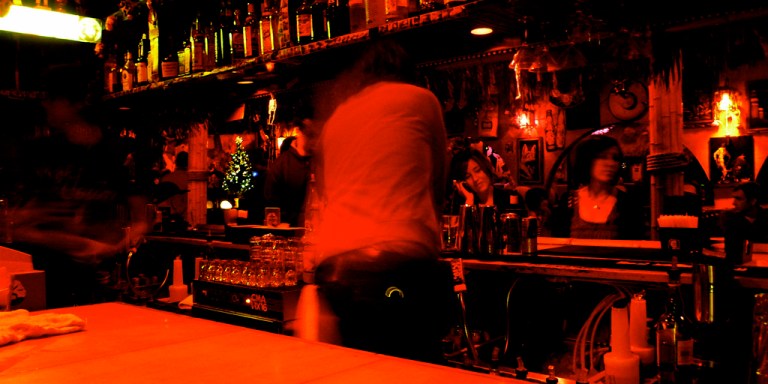 10 Bartenders Reveal How They Can Tell You’re Easy