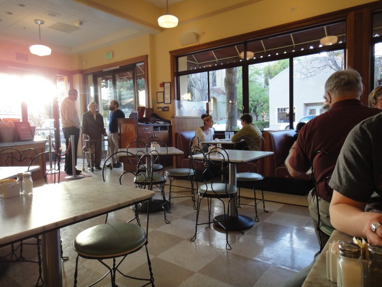 12 Reasons Why Restaurant Hostesses Make Really Awesome Girlfriends