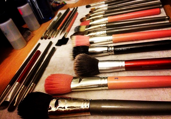 Helpful Tips On Cleaning Out Your Gross Makeup Bag (Plus How To Clean Your Brushes!)