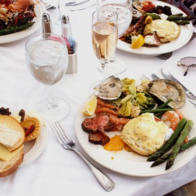 11 Delicious Reasons Boozy Brunch Is Actually A Therapy Session