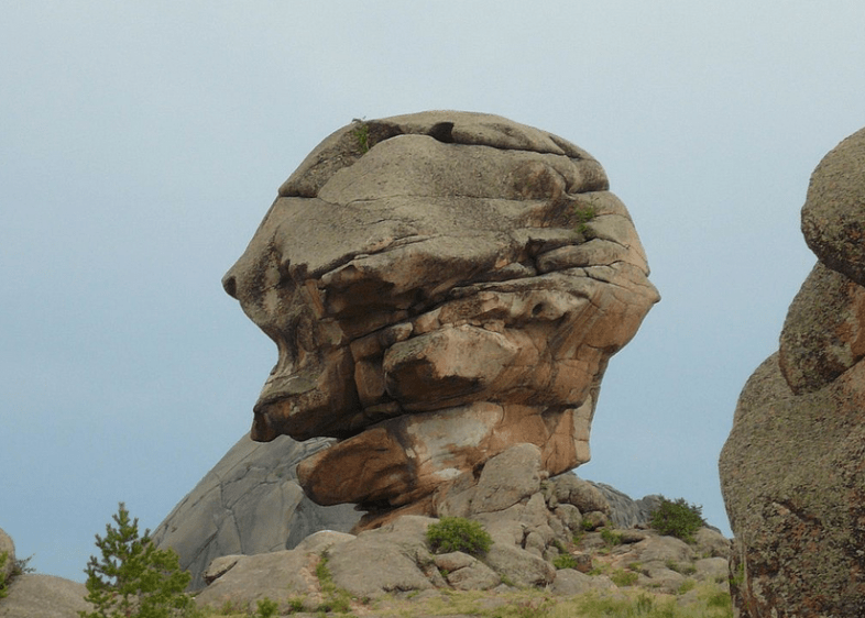 Natural rock formation or evidence of an ancient civilization of giant elderly humanoids? // Credit: Ekamaloff