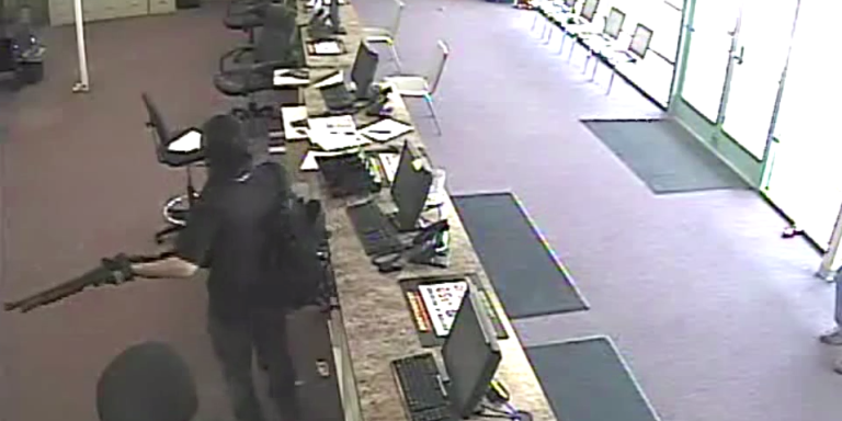 Video: Impressive Armed Robber Takes The Money And Leaves In Less Than 60 Seconds