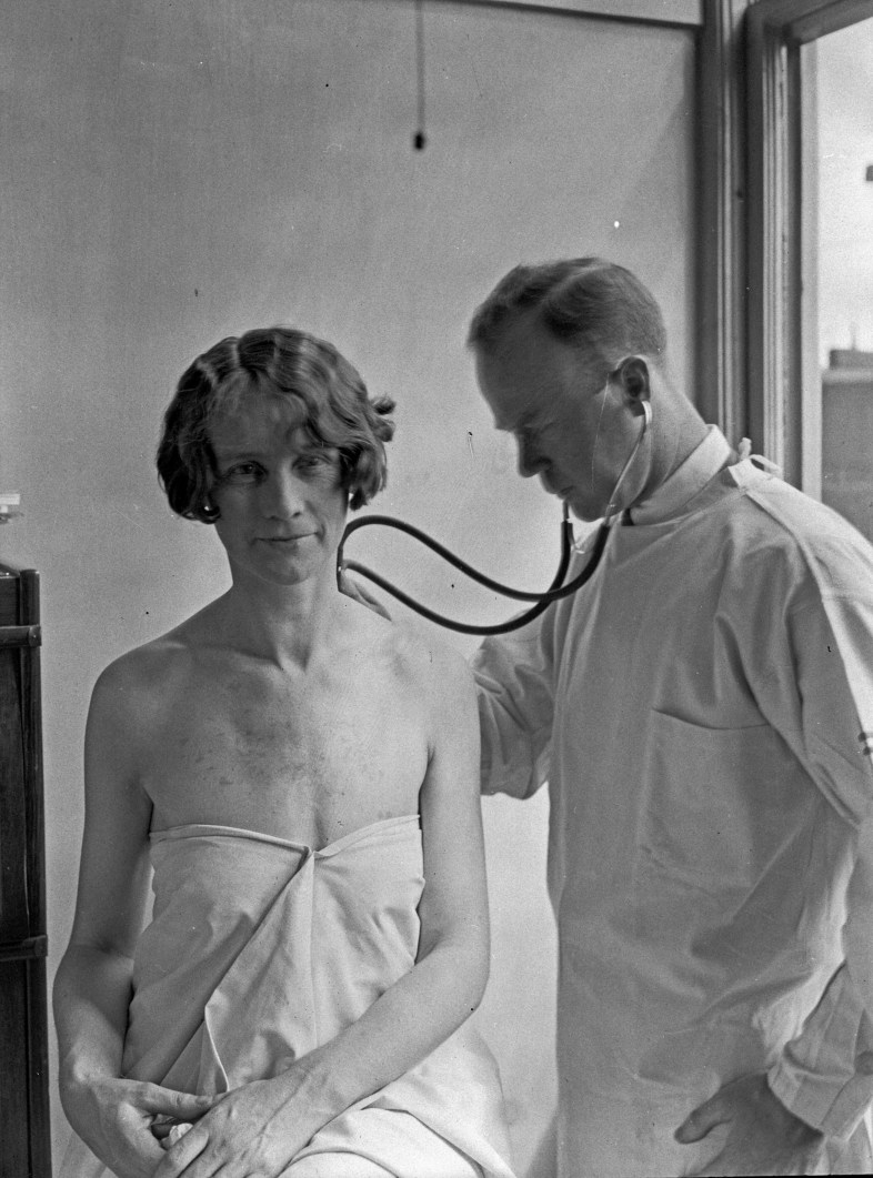 Doctor and patient in City Hospital Tuberculosis Division, 1927 Flickr / Seattle Municipal Archives