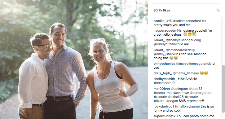 Amy Schumer Just Totally Photobombed A Couple’s Engagement Picture, And It’s Hilarious
