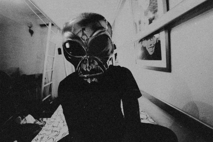 10 Signs You’re Dating An Alien
