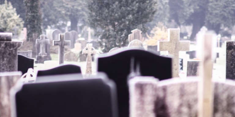 My Crush Dared Me To Spend The Night In A Graveyard, And Here’s Why I’ll Never Do It Again