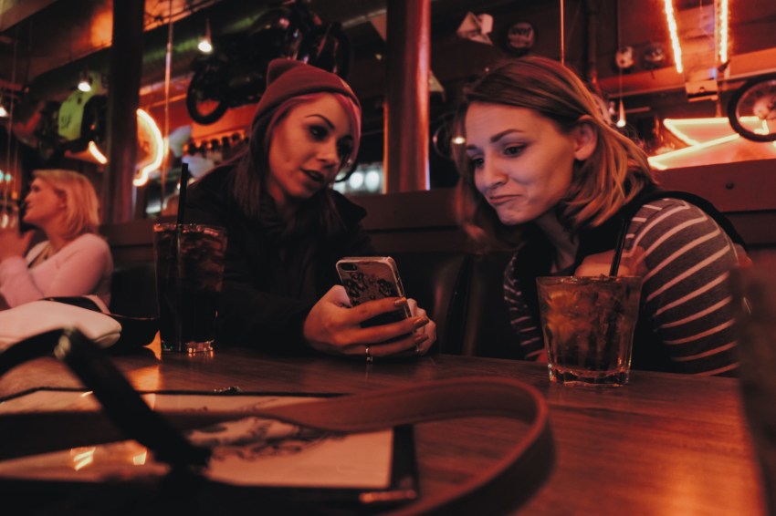 15 Things You Learn From Being The Only Single Lady In A Group Chat With Married Women