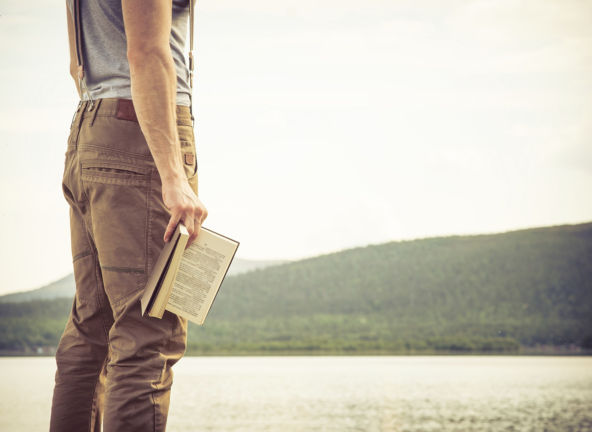 Best study. Мужчина с книгой у берега. Walking with book. Man with a book on the Lake. Walking man with book.