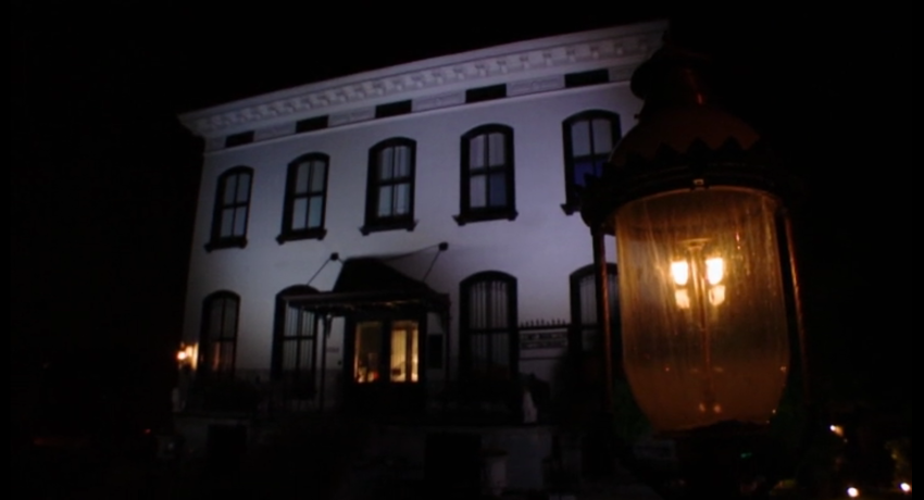 Live: A Medium And I Are Trying To Contact The Dead While Staying Overnight In One Of America’s Most Haunted Houses