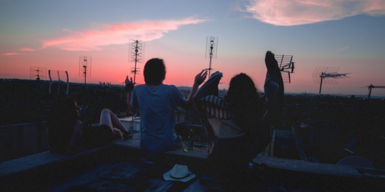 12 Everyday Struggles Only Unapologetic Extroverts Will Understand