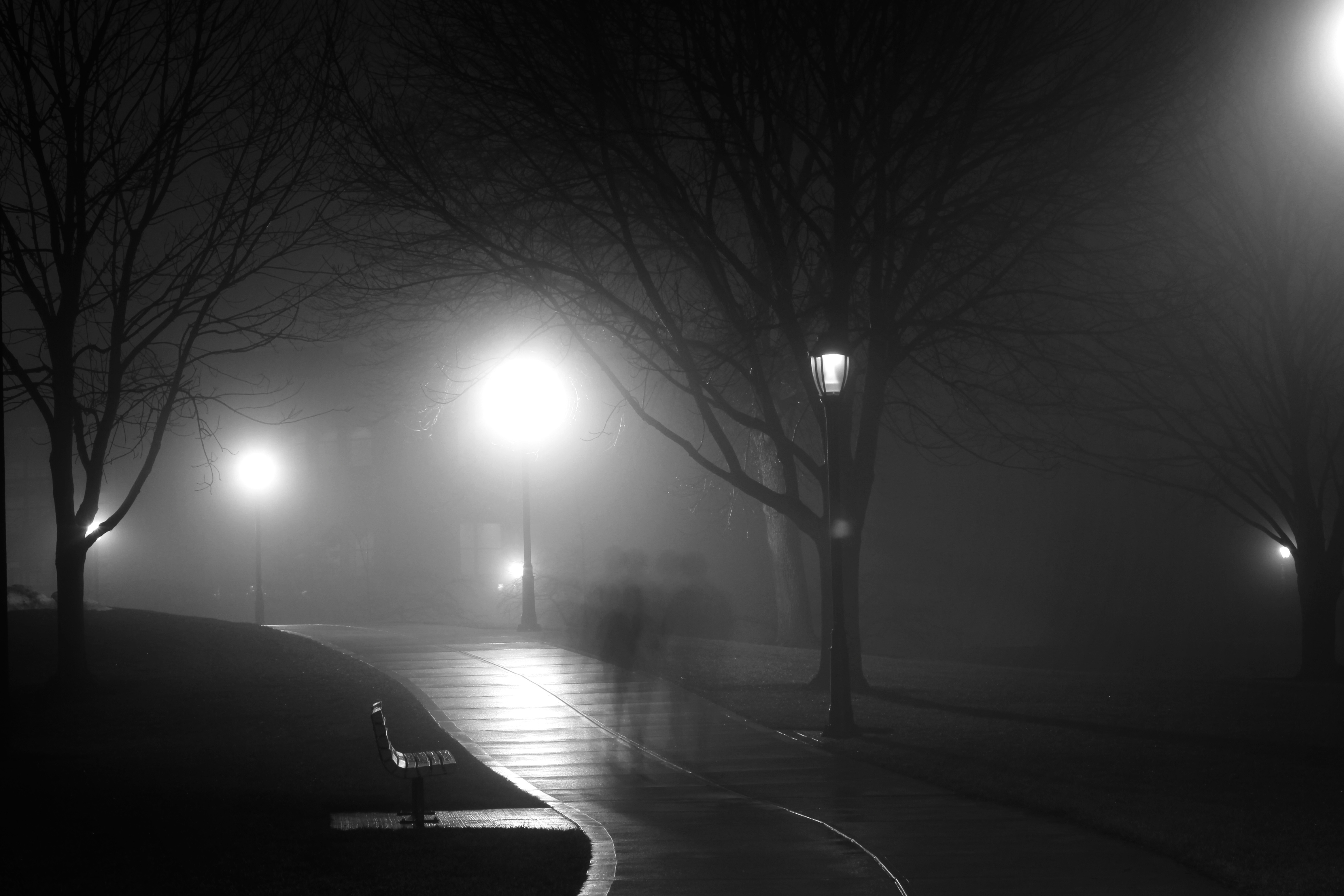 Я потемки темнота я синоним. Темная улица. Темная улица с фонарями. Фонарь в темноте. Ночная улица с фонарями в тумане.