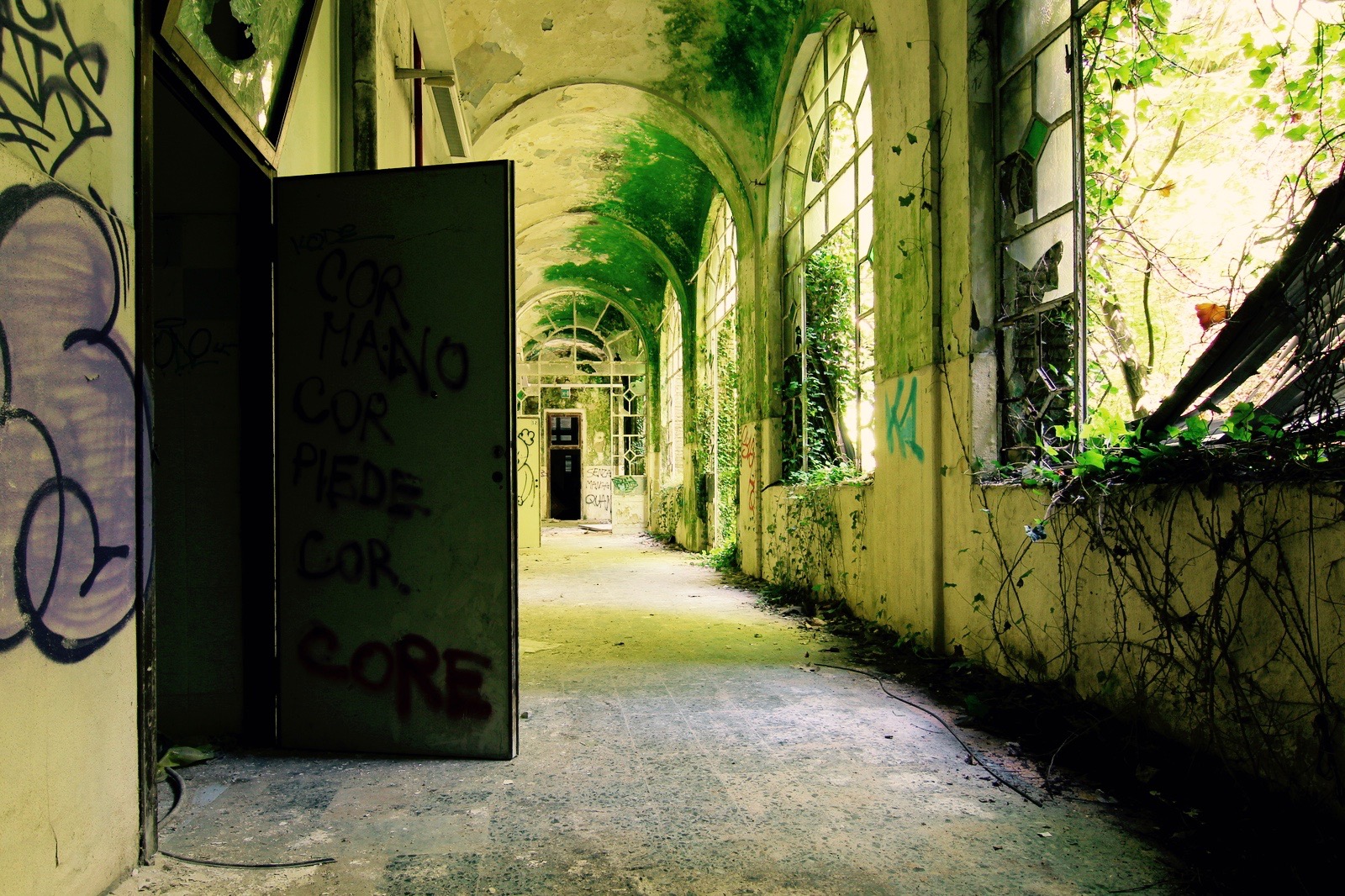 12 Urban Explorers Share The Most Eff Ed Up And Weird Things Theyve Seen In Abandoned Buildings 