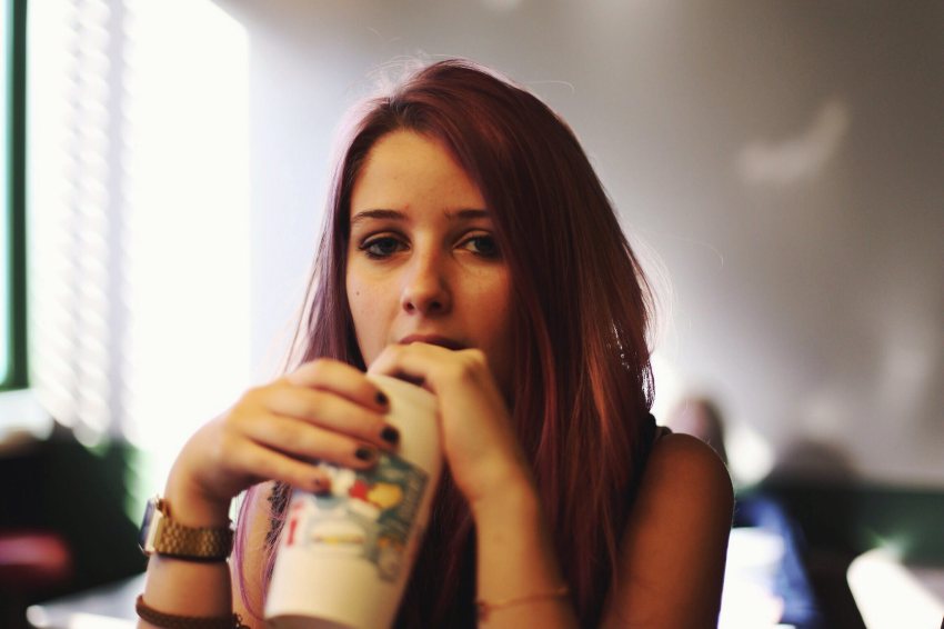 22 Desperate Things Women Do That Send Men Running