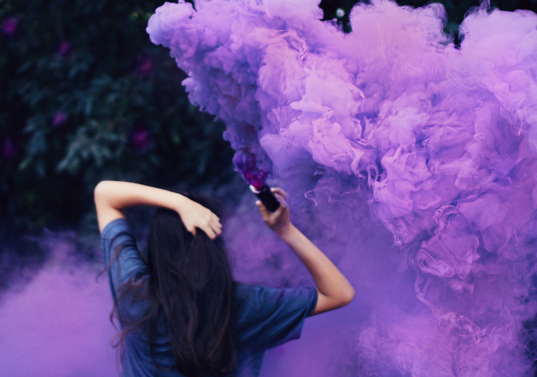 Песня я вижу дым. Разноцветный дым для фотосессии. Девушка в Цветном дыму. Девушка в фиолетовом дыму. Фиолетовый дым.