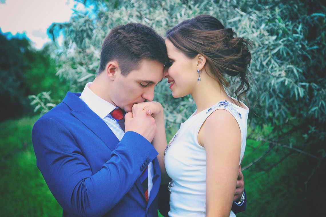 Pexels, https://www.pexels.com/photo/man-kissing-woman-s-right-hand-192329/