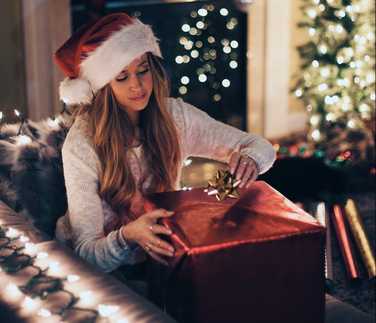 Here's How To Pick The Perfect Holiday Gift For Someone, Based On Their Love Language