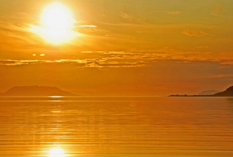 Midnight sun, Kasfjord, Troms Fylke, Norway. (Flickr / johnny myreng henriksen)