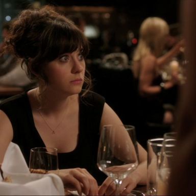 75 Thoughts A Single Chick Has While Sitting Alone At A Bar