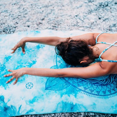 5 Ways To Work On Your Summer Body While Watching Netflix At Home