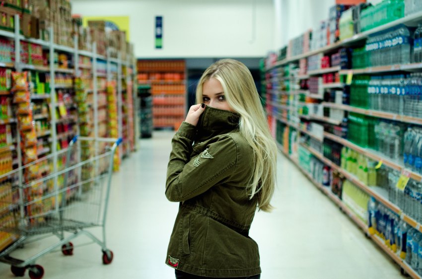 What It Really Means For The Relationship When Your Partner Has A Wandering Eye