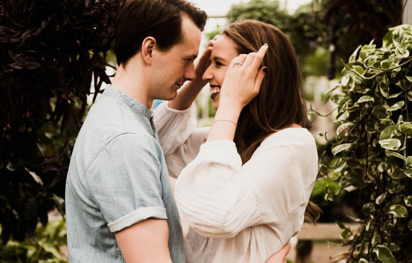 10 Subtle Cues He’s Into You (Without Him Necessarily Saying It)