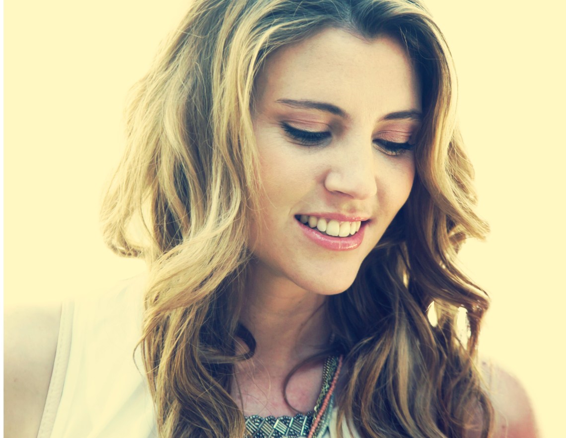 happy girl, single girl, zodiac sign