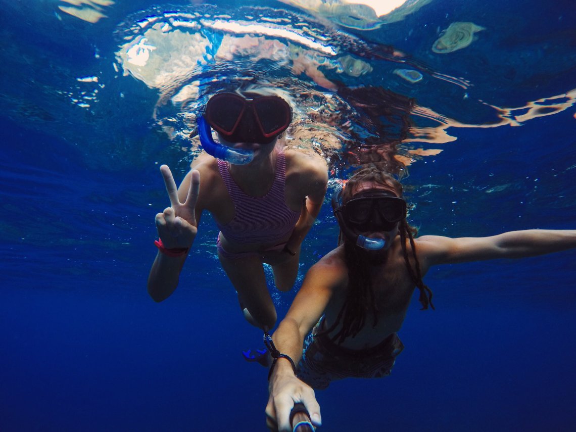 couple scuba diving, happy couple, dating profiles