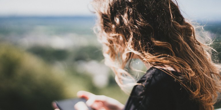 5 Situations When You Should NEVER Text A Guy