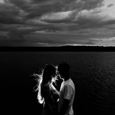 Couple hugging black and white photo