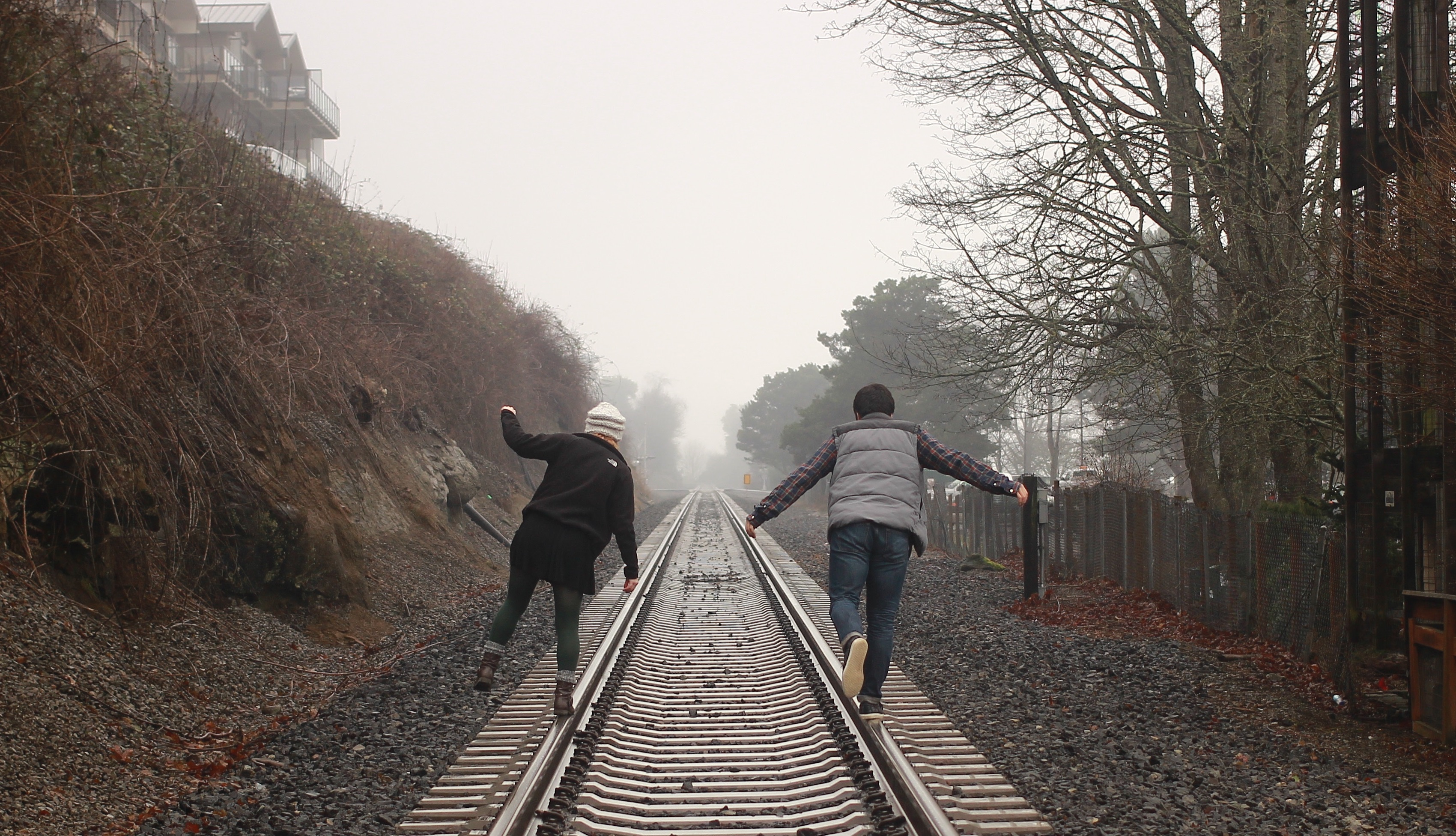 Навстречу друг другу едут поезда. Рельсы и человек. Путь человека. Человек идет по железной дороге.