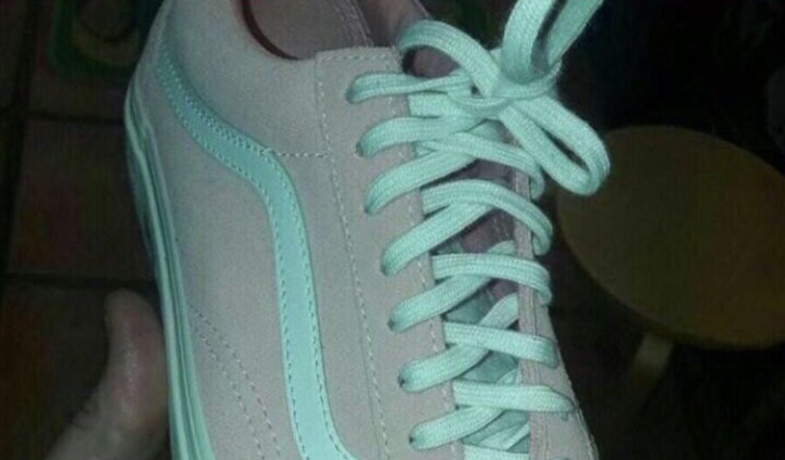 Weird shoe optical illusion pink and white or grey and mint green