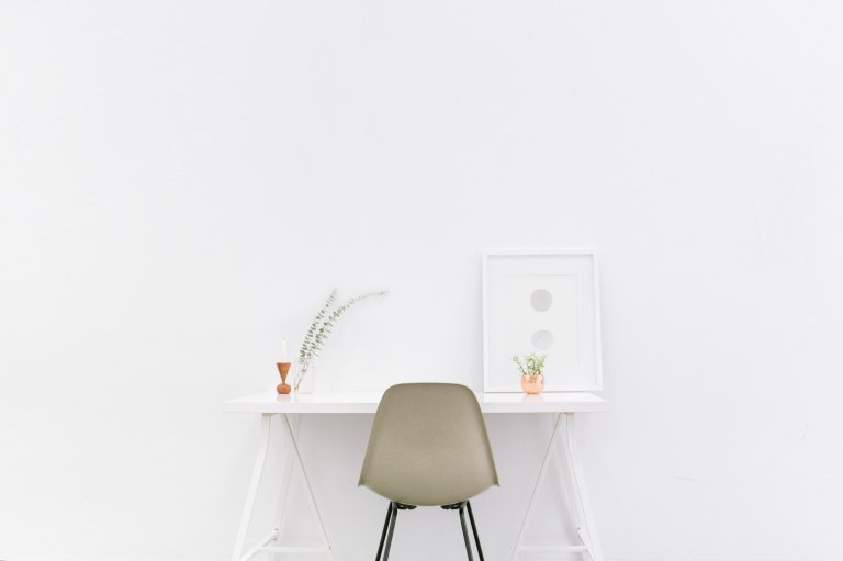 minimalist desk