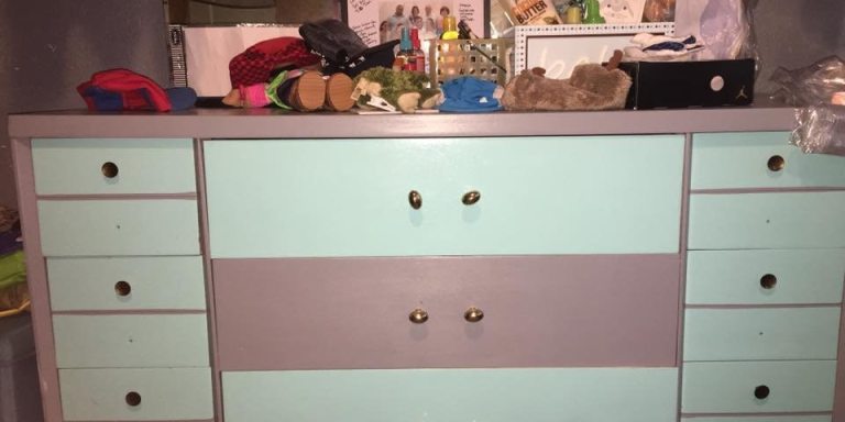 People Can’t Decide If This Dresser Is Pink And White Or Blue And Grey And It’s Like ‘The Dress’ All Over Again