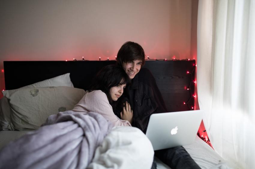 10 Little Gestures That Women Find Romantic AF