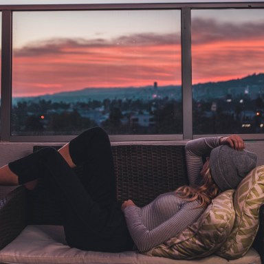 9 Signs It’s An Almost Relationship (So You Can Get The Hell Out Now)