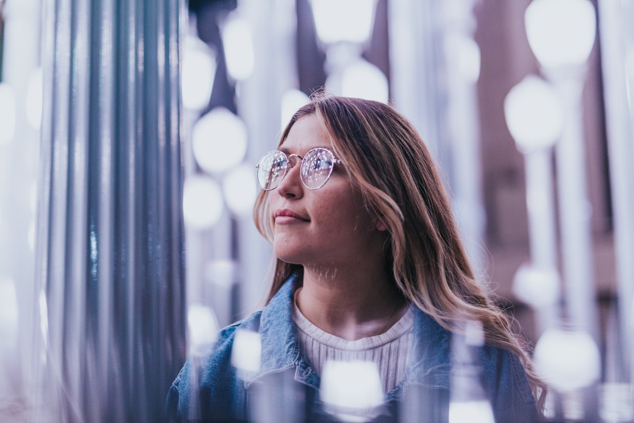 girl looking up, girl in glasses, uncomfortable signs, signs you're finding yourself, finding yourself