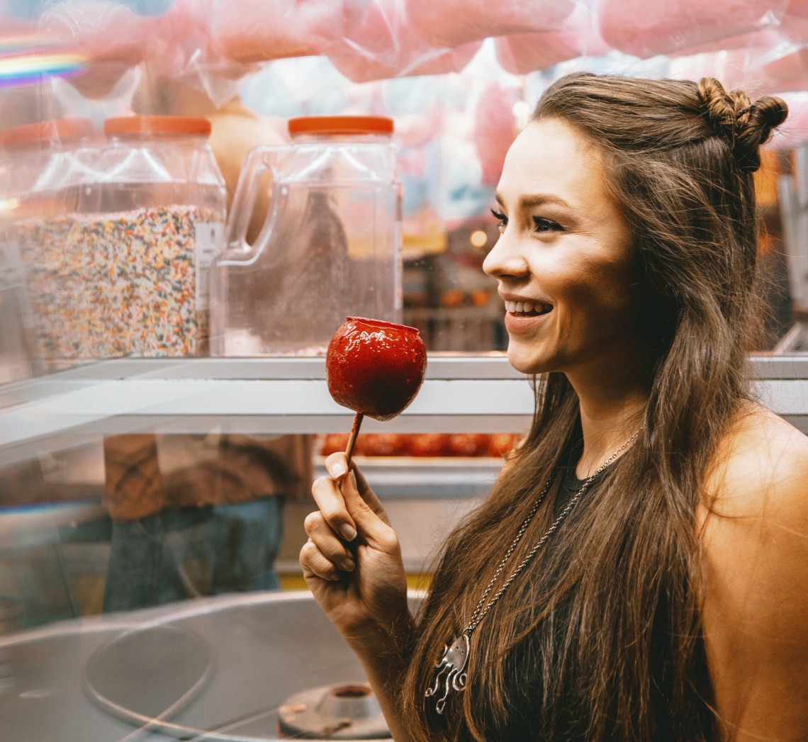 happy woman, amusement park, Pisces woman, non-negotiables 