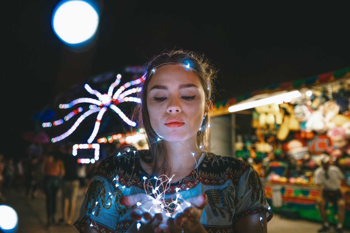girl with lights, cultivating gratitude, happiness, focus on the happy